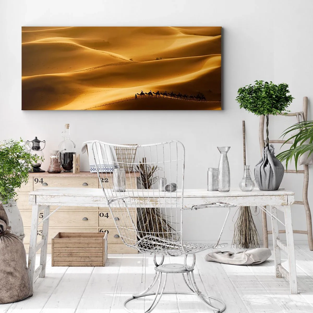 Bild auf Leinwand - Leinwandbild - Eine Karawane von Kamelen wandert durch die goldenen Dünen der Wüste. - 140x50cm - Wohnwagen in den Wüstenwellen - Moderne Wanddekoration für Wohnzimmer und Schlafzimmer ARTTOR