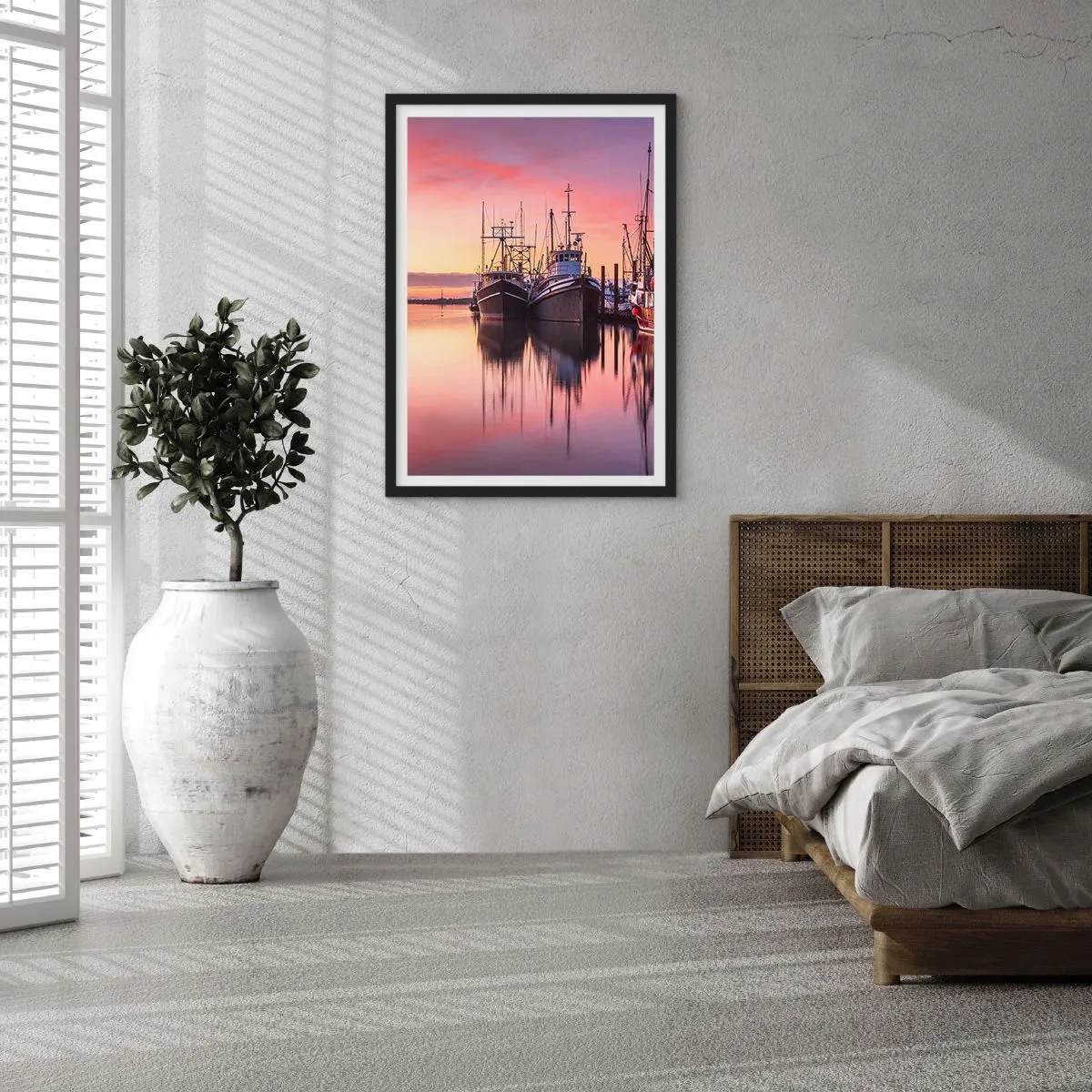 Poster in einem schwarzem Rahmen - Fischerboote im Hafen bei Sonnenuntergang - 50x70cm - Vor dem nächsten Tag - Moderne Wanddekoration für Wohnzimmer und Schlafzimmer ARTTOR