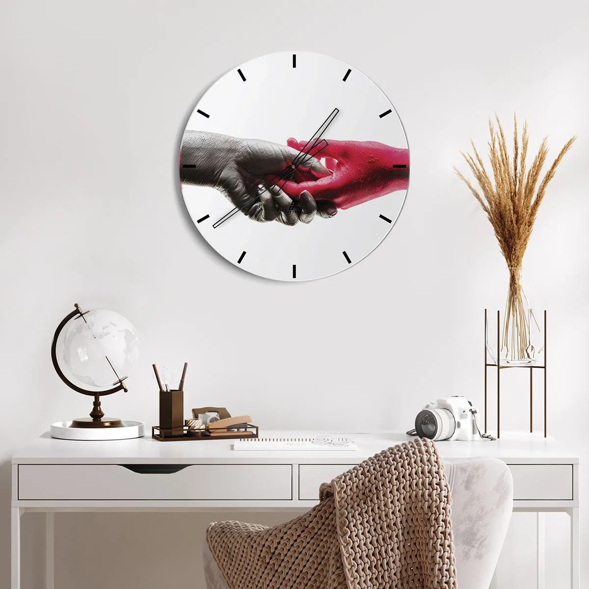 Wanduhr - Glasuhr - Symbolischer Händedruck in Schwarz und Rot - 30x30cm - Gemeinsam, obwohl anders - Moderne Wanddekoration für Wohnzimmer, Küche und Schlafzimmer ARTTOR