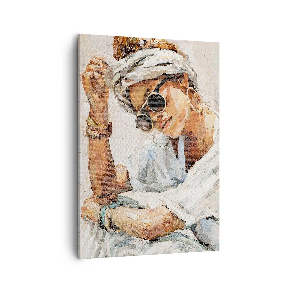 Bild auf Leinwand - Leinwandbild - Porträt einer Frau mit Sonnenbrille vor einer hellen Wand - 50x70cm - Porträt in voller Sonne - Moderne Wanddekoration für Wohnzimmer und Schlafzimmer ARTTOR
