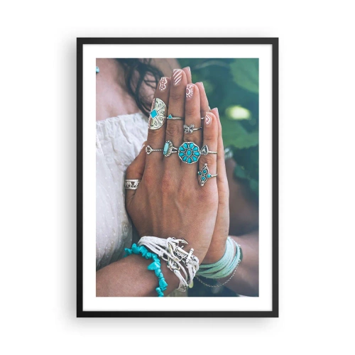 Poster in einem schwarzem Rahmen - Mit Schmuck im Boho-Stil verzierte Hände - 50x70cm - Willkommen im Zentrum des Seins - Moderne Wanddekoration für Wohnzimmer und Schlafzimmer ARTTOR