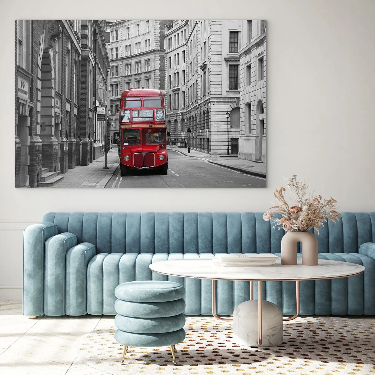 Glasbild - Bild auf glas - Ein roter Bus durch die einfarbigen Straßen der Stadt - 120x80cm - Der Alltag muss nicht grau sein - Moderne Wanddekoration für Wohnzimmer und Schlafzimmer ARTTOR