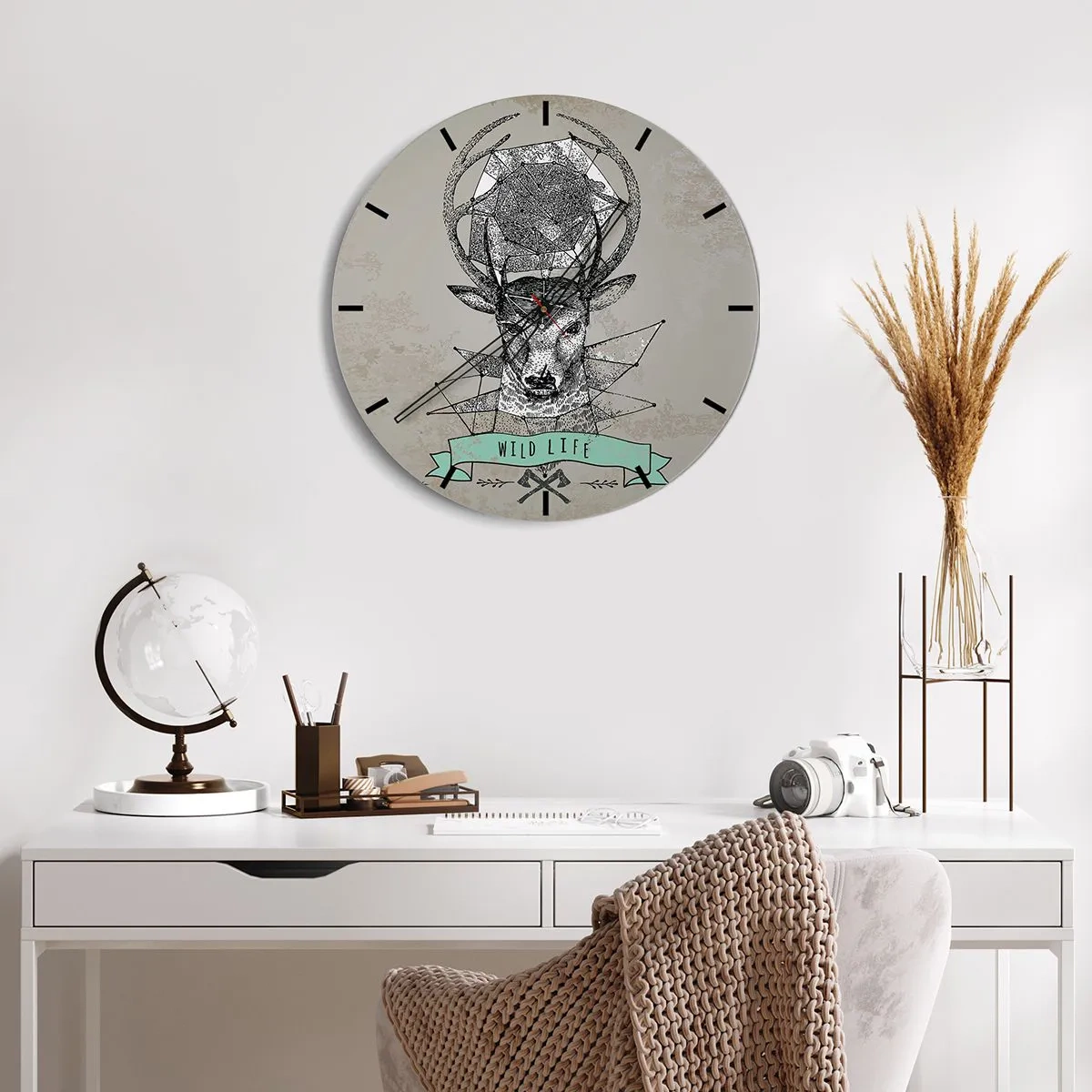Wanduhr - Glasuhr - Geometrischer Hirsch mit der Aufschrift „Wild Life“ auf grauem Hintergrund - 30x30cm - St. sehen Hubertus - Moderne Wanddekoration für Wohnzimmer, Küche und Schlafzimmer ARTTOR