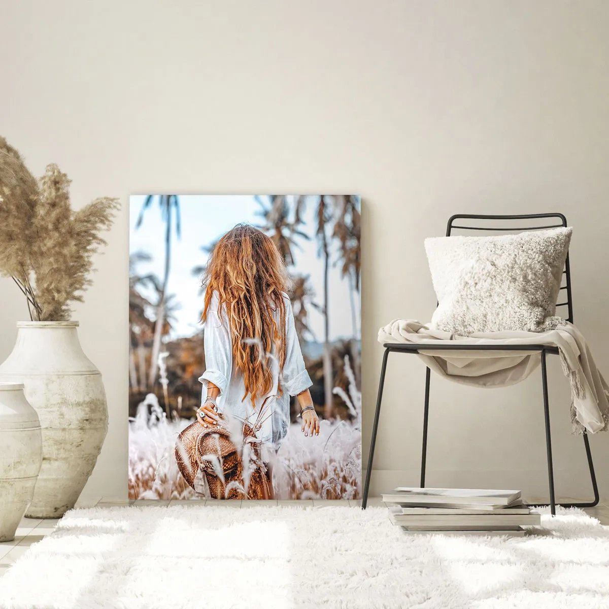 Glasbild - Bild auf glas - Eine Frau auf einer Wiese mit Palmen im Hintergrund bei Sonnenuntergang - 80x120cm - Geboren aus Grasflaum - Moderne Wanddekoration für Wohnzimmer und Schlafzimmer ARTTOR