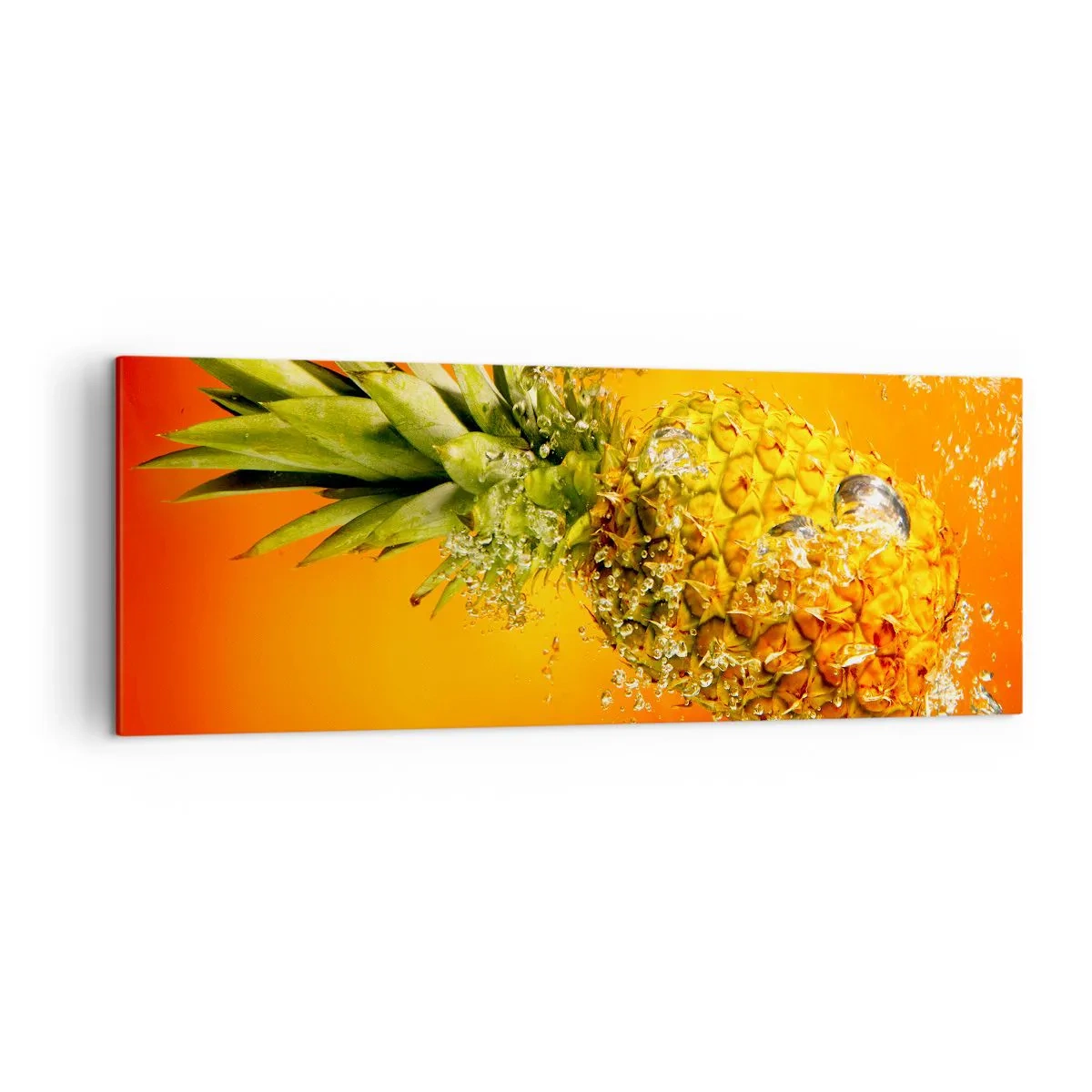 Bild auf Leinwand - Leinwandbild - Eine in Wasser getauchte Ananas vor einem orangefarbenen Hintergrund mit Farbverlauf. - 140x50cm - Tropisch saftige Frische - Moderne Wanddekoration für Wohnzimmer und Schlafzimmer ARTTOR