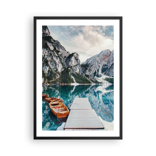 Poster in einem schwarzem Rahmen - Ein Bergsee mit Holzbooten und einem Steg - 50x70cm - Wir zeigen Ihnen Schönheit - Moderne Wanddekoration für Wohnzimmer und Schlafzimmer ARTTOR