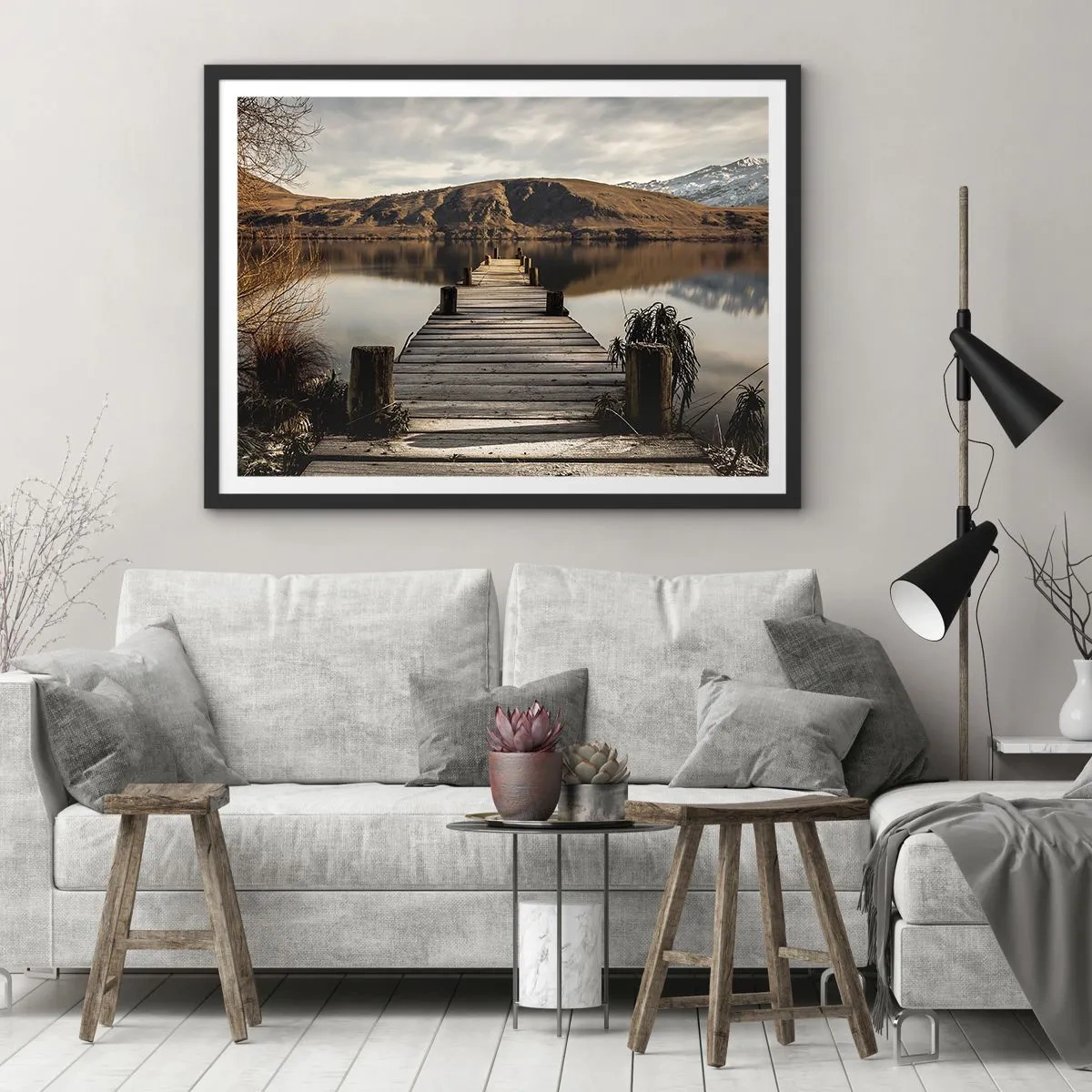 Poster in einem schwarzem Rahmen - Ein Holzsteg über einem See, umgeben von malerischen Hügeln - 70x50cm - Landschaft in Stille - Moderne Wanddekoration für Wohnzimmer und Schlafzimmer ARTTOR