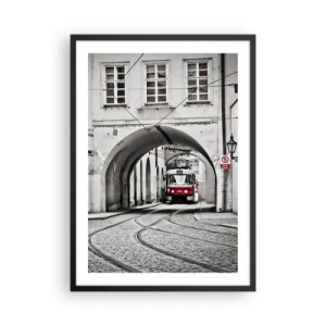 Poster in einem schwarzem Rahmen - Rote Straßenbahn in schwarz-weißer Umgebung - 50x70cm - Durch das Stadtlabyrinth - Moderne Wanddekoration für Wohnzimmer und Schlafzimmer ARTTOR