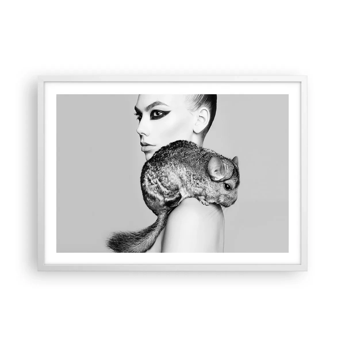 Poster in einem weißen Rahmen - Dame mit einem Chinchilla - 70x50 cm