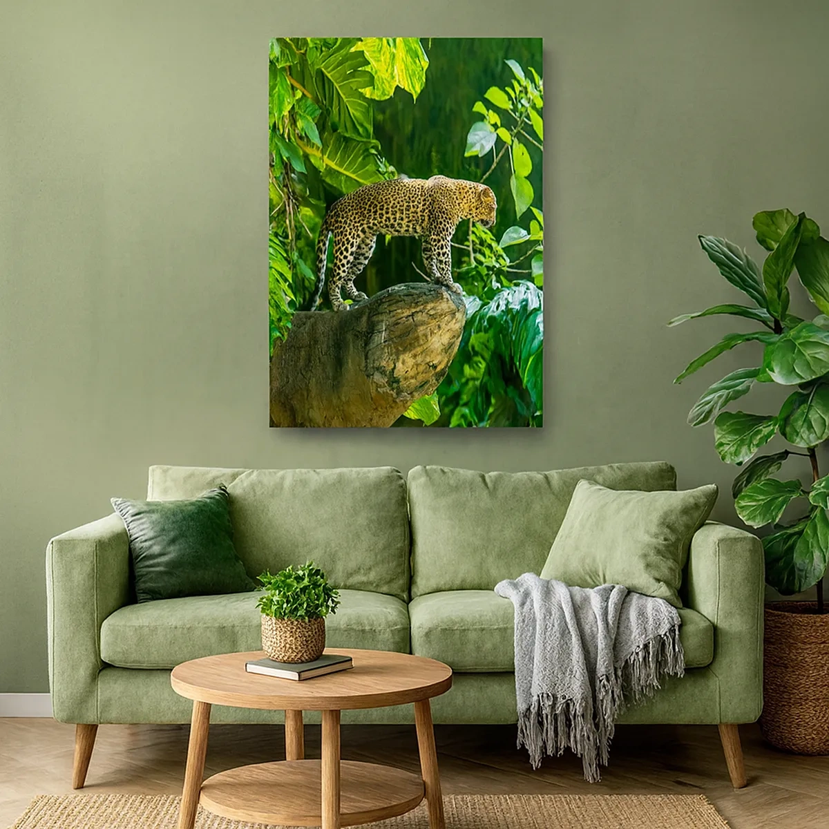Bild auf Leinwand - Leinwandbild - Ein Leopard steht auf einem Felsen, umgeben von tropischer Vegetation - 50x70cm - Auf die Jagd? - Moderne Wanddekoration für Wohnzimmer und Schlafzimmer ARTTOR