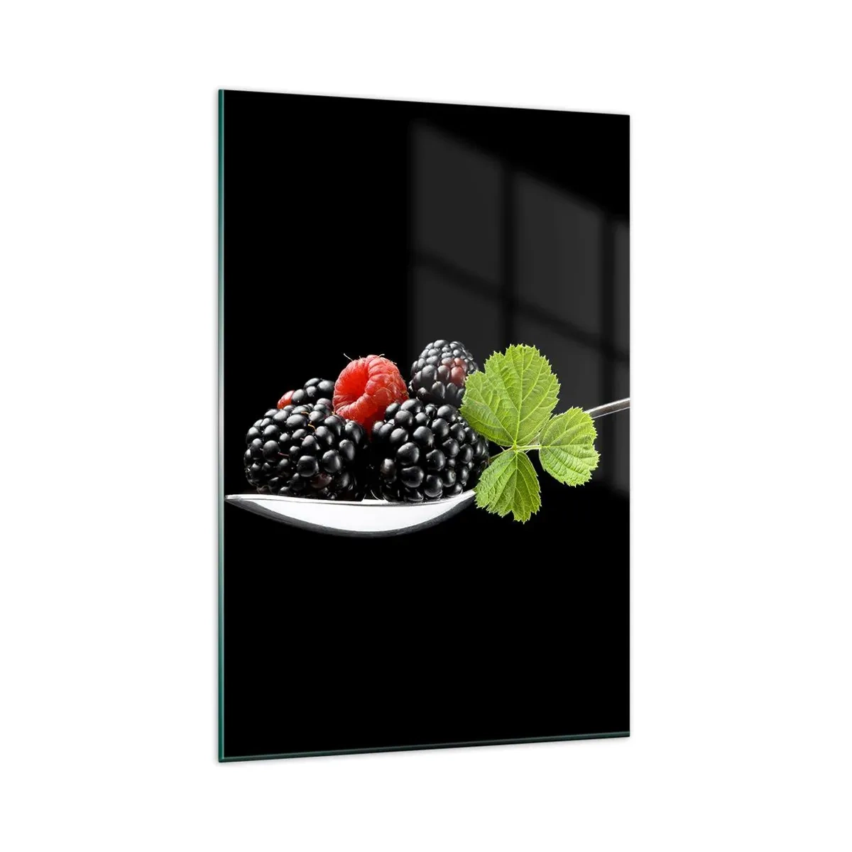 Glasbild - Bild auf glas - Brombeeren und Himbeeren auf einem Löffel mit einem Blatt auf schwarzem Hintergrund - 80x120cm - Der Geschmack der Frische - Moderne Wanddekoration für Wohnzimmer und Schlafzimmer ARTTOR
