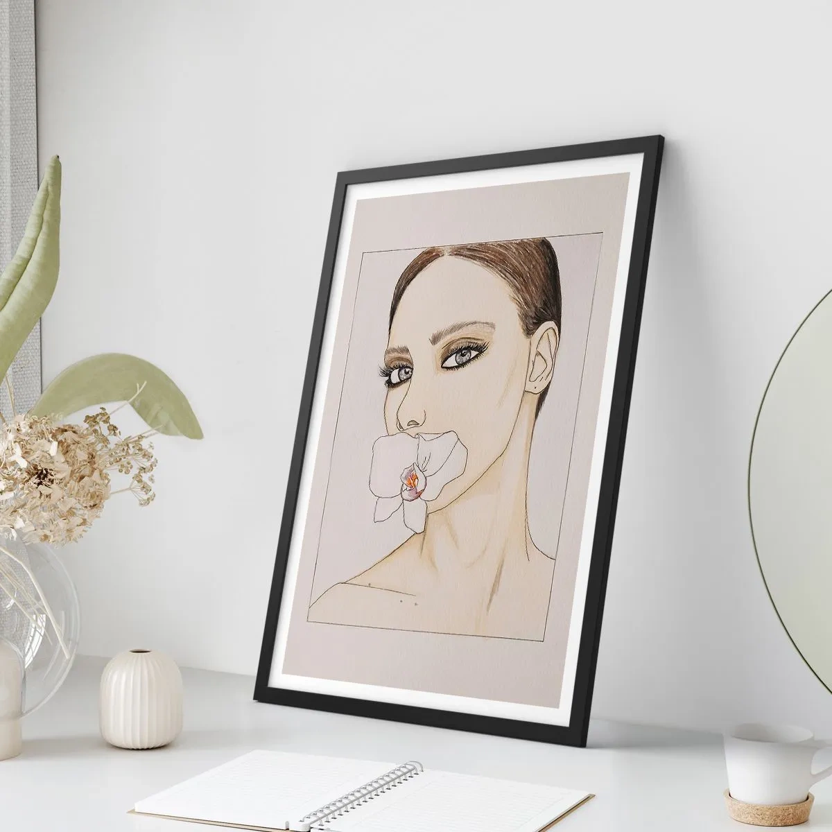 Poster in einem schwarzem Rahmen - Porträt einer Frau mit einer Orchidee auf den Lippen - 50x70cm - Ein Symbol für Eleganz und Schönheit - Moderne Wanddekoration für Wohnzimmer und Schlafzimmer ARTTOR