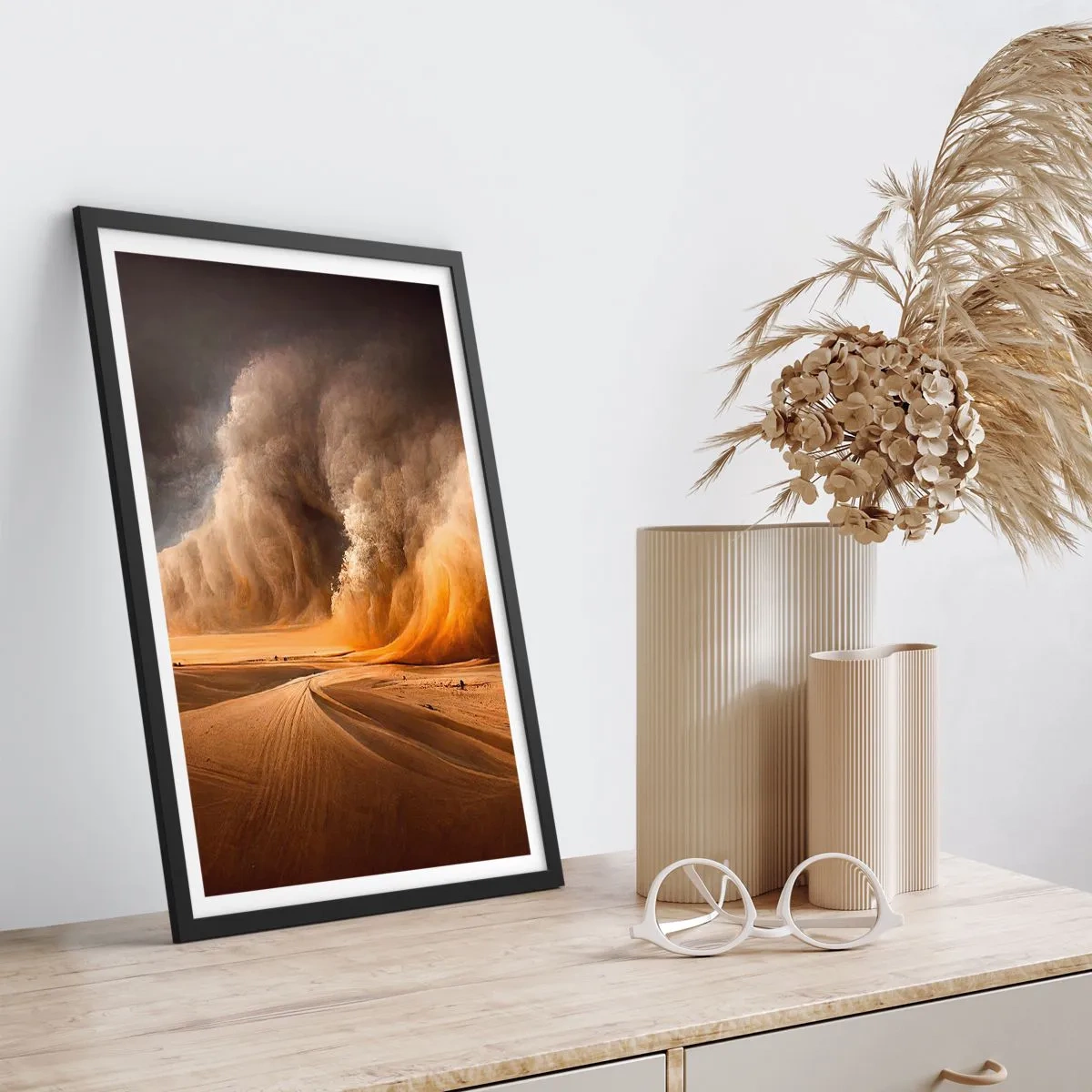 Poster in einem schwarzem Rahmen - Ein gewaltiger Sandsturm in der Wüste - 50x70cm - Zorn der Wüste - Moderne Wanddekoration für Wohnzimmer und Schlafzimmer ARTTOR