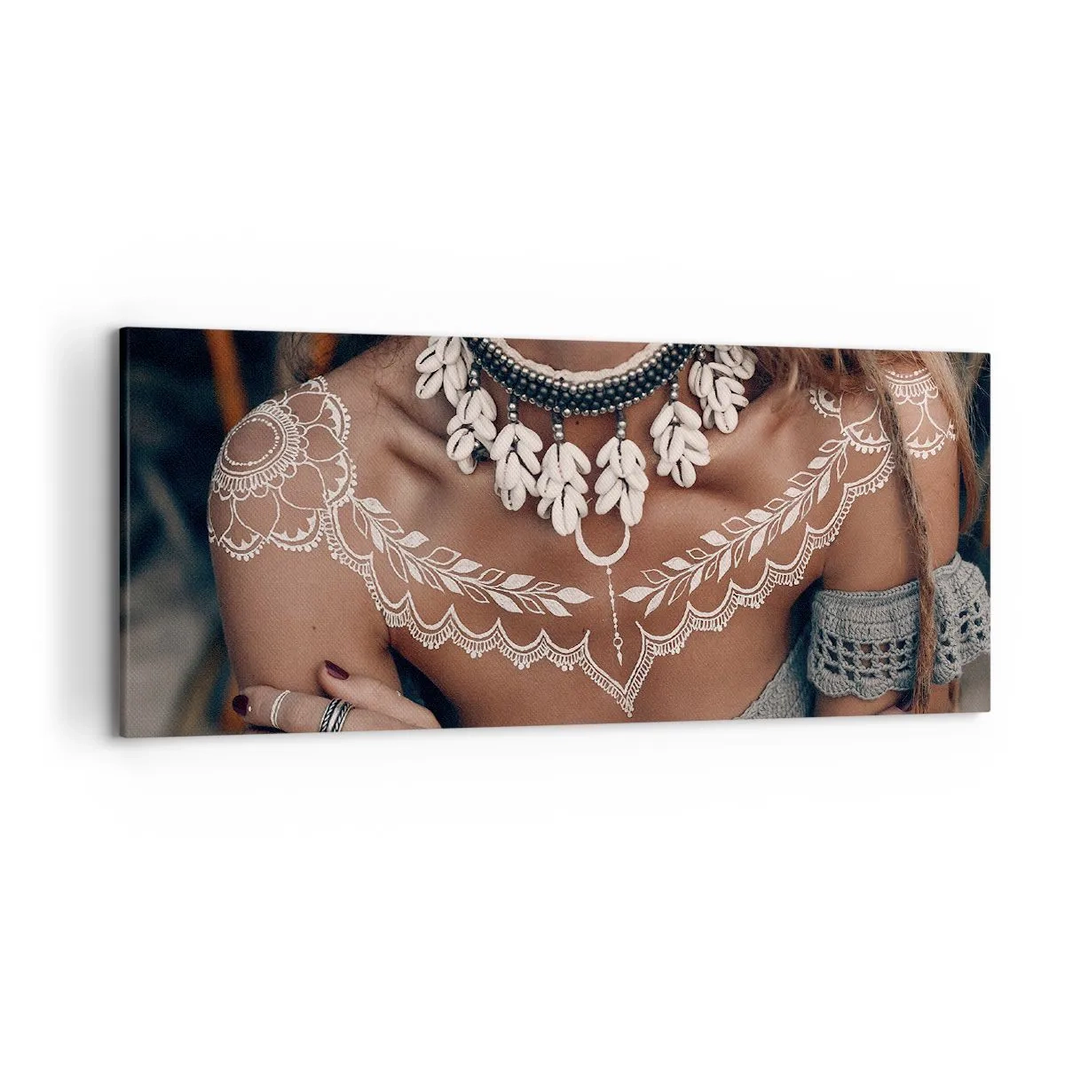 Bild auf Leinwand - Leinwandbild - Boho-Style mit Muschelschmuck und Lochmuster - 120x50cm - Talismane, Rituale der Weiblichkeit - Moderne Wanddekoration für Wohnzimmer und Schlafzimmer ARTTOR