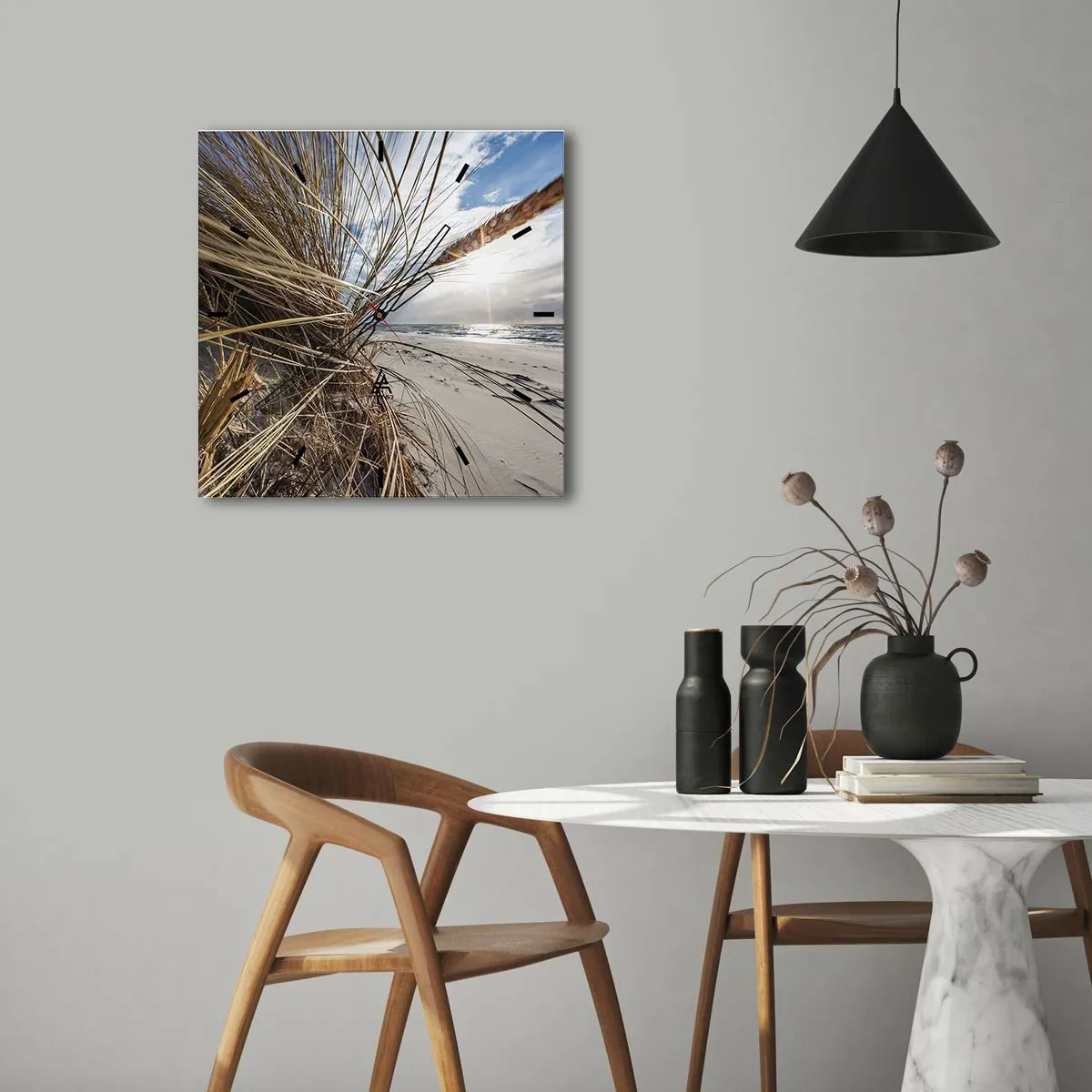 Wanduhr - Glasuhr - Ein Strand mit trockenem Gras auf den Dünen und Blick auf das Meer - 30x30cm - Ein Treffen der Elemente der Natur - Moderne Wanddekoration für Wohnzimmer und Schlafzimmer ARTTOR