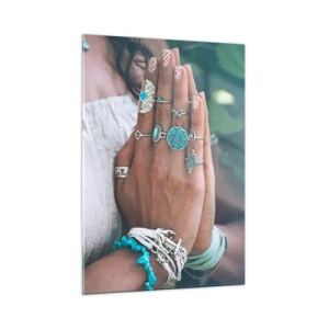 Glasbild - Bild auf glas - Frauenhände tragen Boho-Schmuck - 50x70cm - Willkommen im Zentrum des Seins - Moderne Wanddekoration für Wohnzimmer und Schlafzimmer ARTTOR