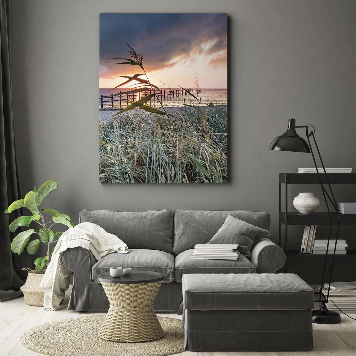 Bild auf Leinwand - Leinwandbild - Strand bei Sonnenuntergang mit Gräsern im Vordergrund - 80x120cm - Es vergeht nicht mit dem Wind - Moderne Wanddekoration für Wohnzimmer und Schlafzimmer ARTTOR