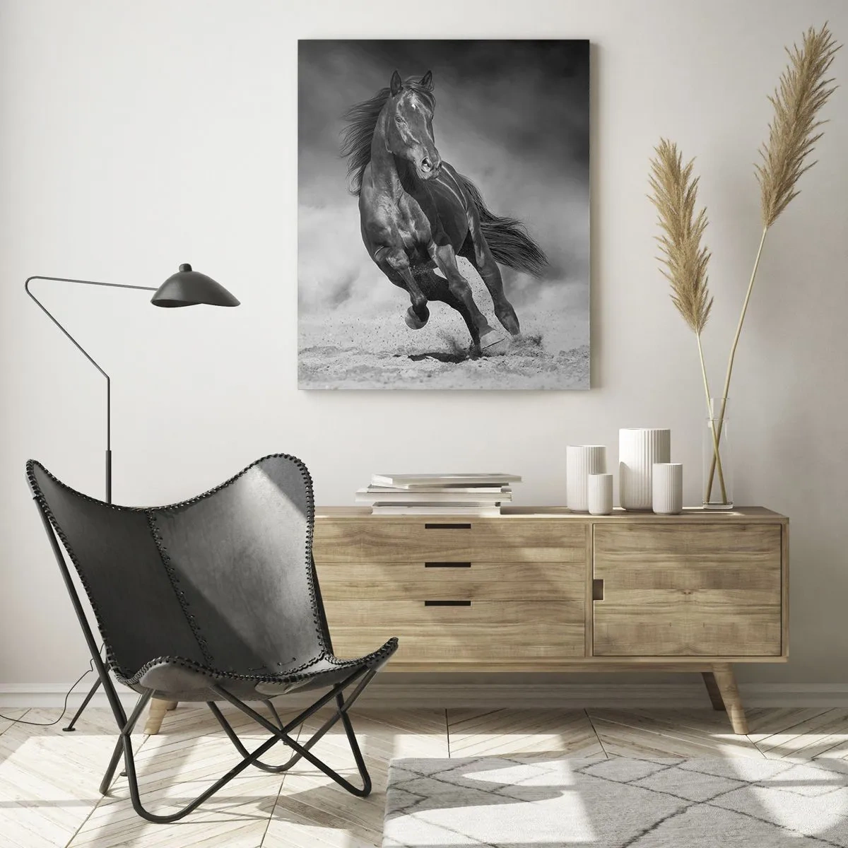 Glasbild - Bild auf glas - Ein schwarz-weißes Pferd galoppiert über den Sand - 70x100cm - Würdig des Emirs selbst - Moderne Wanddekoration für Wohnzimmer und Schlafzimmer ARTTOR
