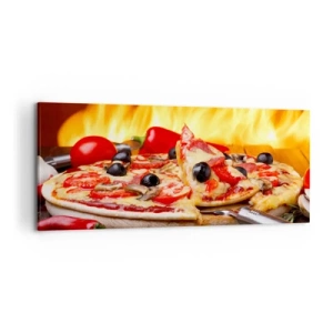 Bild auf Leinwand - Leinwandbild - Pizza mit Oliven, Tomaten und Paprika vor Flammenhintergrund - 120x50cm - Aus Italien mit Liebe - Moderne Wanddekoration für Wohnzimmer und Schlafzimmer ARTTOR