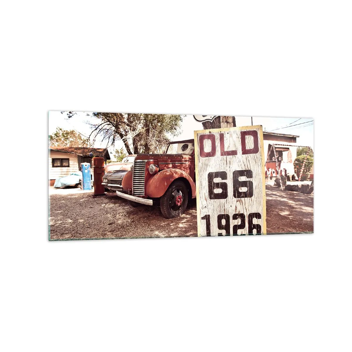 Glasbild - Bild auf glas - Retro-Auto und Route 66-Schild in rustikalem Ambiente - 120x50cm - Die Legende der amerikanischen Provinz - Moderne Wanddekoration für Wohnzimmer und Schlafzimmer ARTTOR