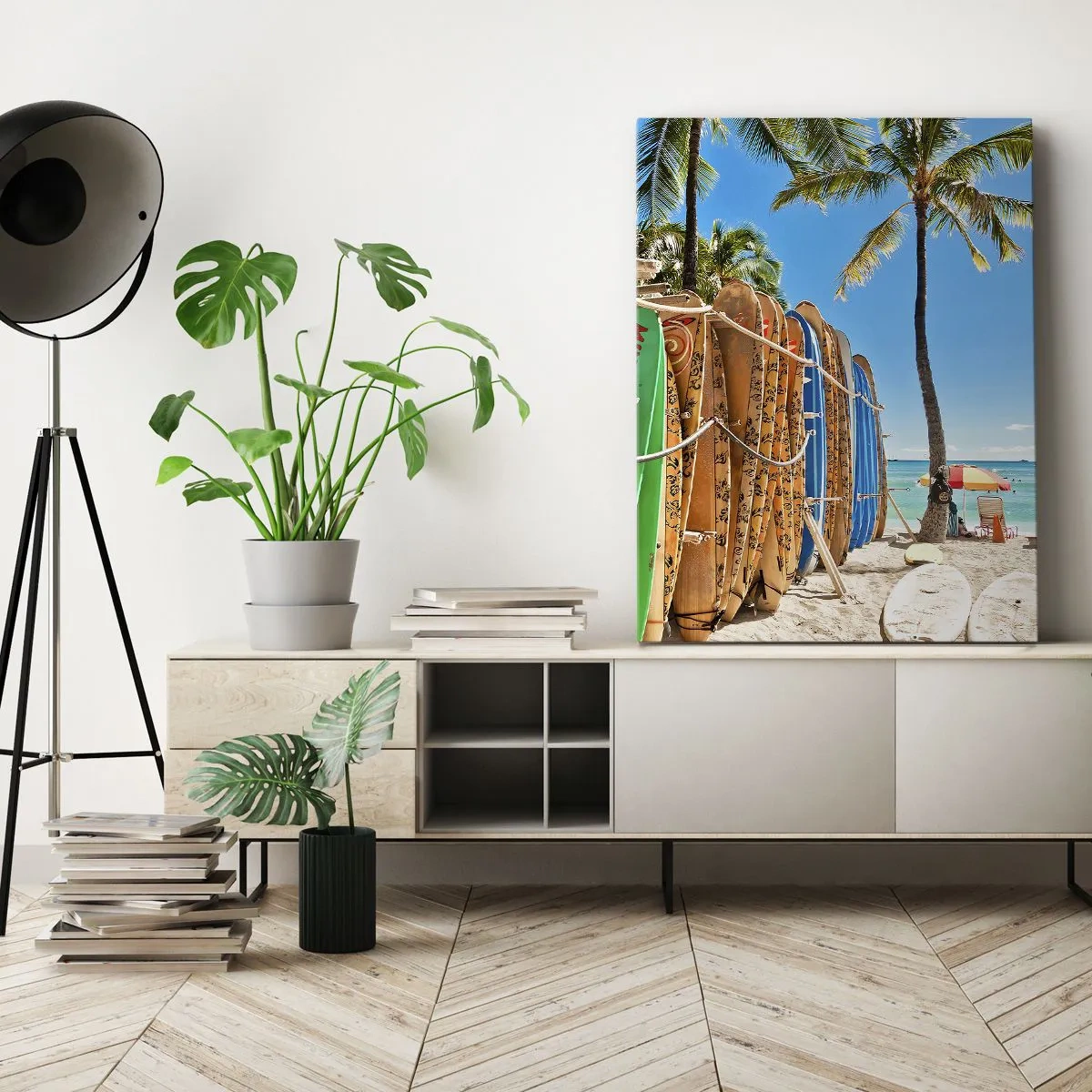 Bild auf Leinwand - Leinwandbild - Surfbretter an einem Strand mit Palmen - 70x100cm - Sonniger Spaß - Moderne Wanddekoration für Wohnzimmer und Schlafzimmer ARTTOR