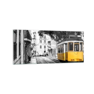 Glasbild - Bild auf glas - Eine gelbe Straßenbahn vor dem Hintergrund einer schwarz-weißen Straße - 120x50cm - Und Fado im Hintergrund - Moderne Wanddekoration für Wohnzimmer und Schlafzimmer ARTTOR