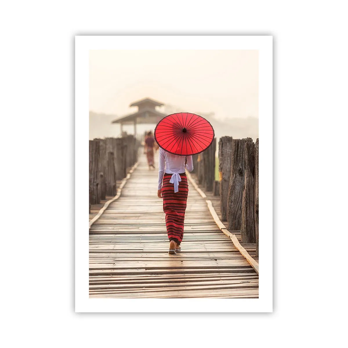 Poster - Eine Frau mit einem roten Regenschirm auf einer Holzbrücke - 50x70cm - Auf der alten Brücke - Moderne Wanddekoration für Wohnzimmer und Schlafzimmer ARTTOR