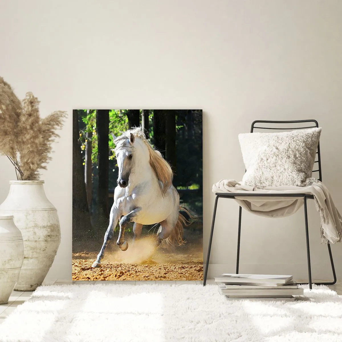 Glasbild - Bild auf glas - Ein weißes Pferd galoppiert auf sandigem Boden im Wald - 50x70cm - Wie aus einem Fantasy-Roman - Moderne Wanddekoration für Wohnzimmer und Schlafzimmer ARTTOR