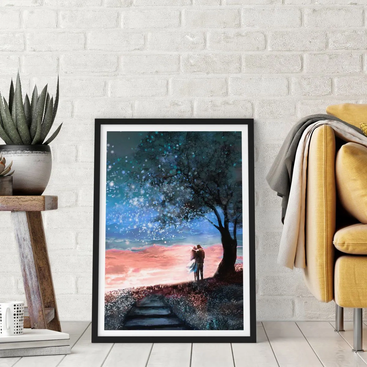 Poster in einem schwarzem Rahmen - Ein Paar unter einem Baum im Sternenlicht und einer malerischen Landschaft - 50x70cm - Ein sternenklares Spektakel - Moderne Wanddekoration für Wohnzimmer und Schlafzimmer ARTTOR