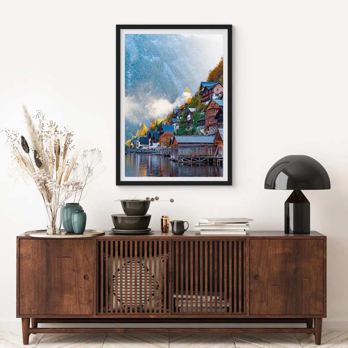 Poster in einem schwarzem Rahmen - Eine Bergstadt an einem See, umgeben von herbstlicher Aura - 50x70cm - Alpenatmosphäre - Moderne Wanddekoration für Wohnzimmer und Schlafzimmer ARTTOR