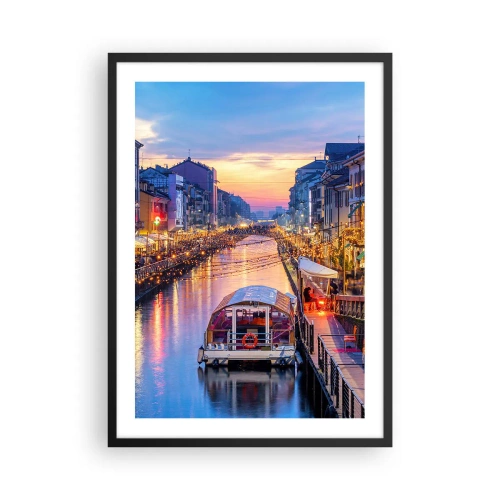 Poster in einem schwarzem Rahmen - Kanal mit Boot und Abendbeleuchtung in einem pastellfarbenen Sonnenuntergang - 50x70cm - Ein Abend voller Licht und Spaß - Moderne Wanddekoration für Wohnzimmer und Schlafzimmer ARTTOR