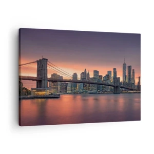 Bild auf Leinwand - Leinwandbild - Nachtpanorama der Stadt mit einer Brücke und einem beleuchteten Himmel - 70x50cm - Eingetaucht in lila Stille - Moderne Wanddekoration für Wohnzimmer und Schlafzimmer ARTTOR