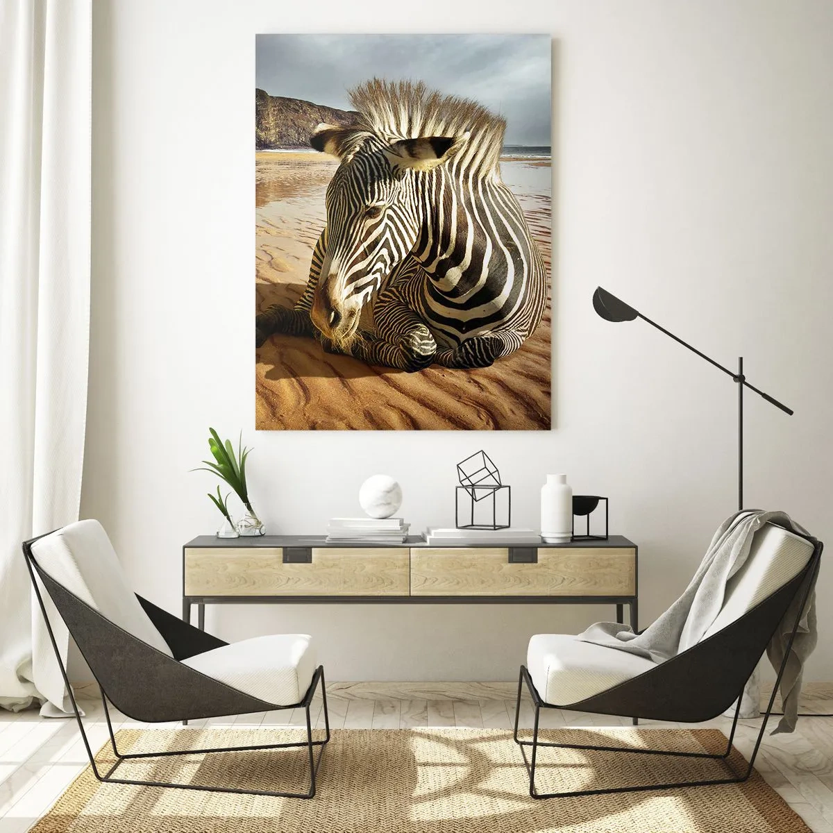 Glasbild - Bild auf glas - Ein Zebra ruht sich an einem Sandstrand mit Klippen im Hintergrund aus. - 70x100cm - Wir passen zusammen - Moderne Wanddekoration für Wohnzimmer und Schlafzimmer ARTTOR