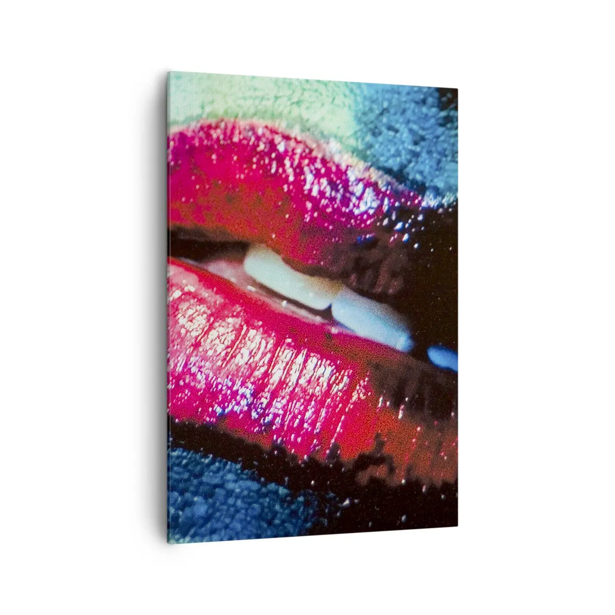 Bild auf Leinwand - Leinwandbild - Nahaufnahme von bunten, glänzenden Lippen vor künstlerischem Hintergrund - 70x100cm - Sinnlich und verstörend - Moderne Wanddekoration für Wohnzimmer und Schlafzimmer ARTTOR