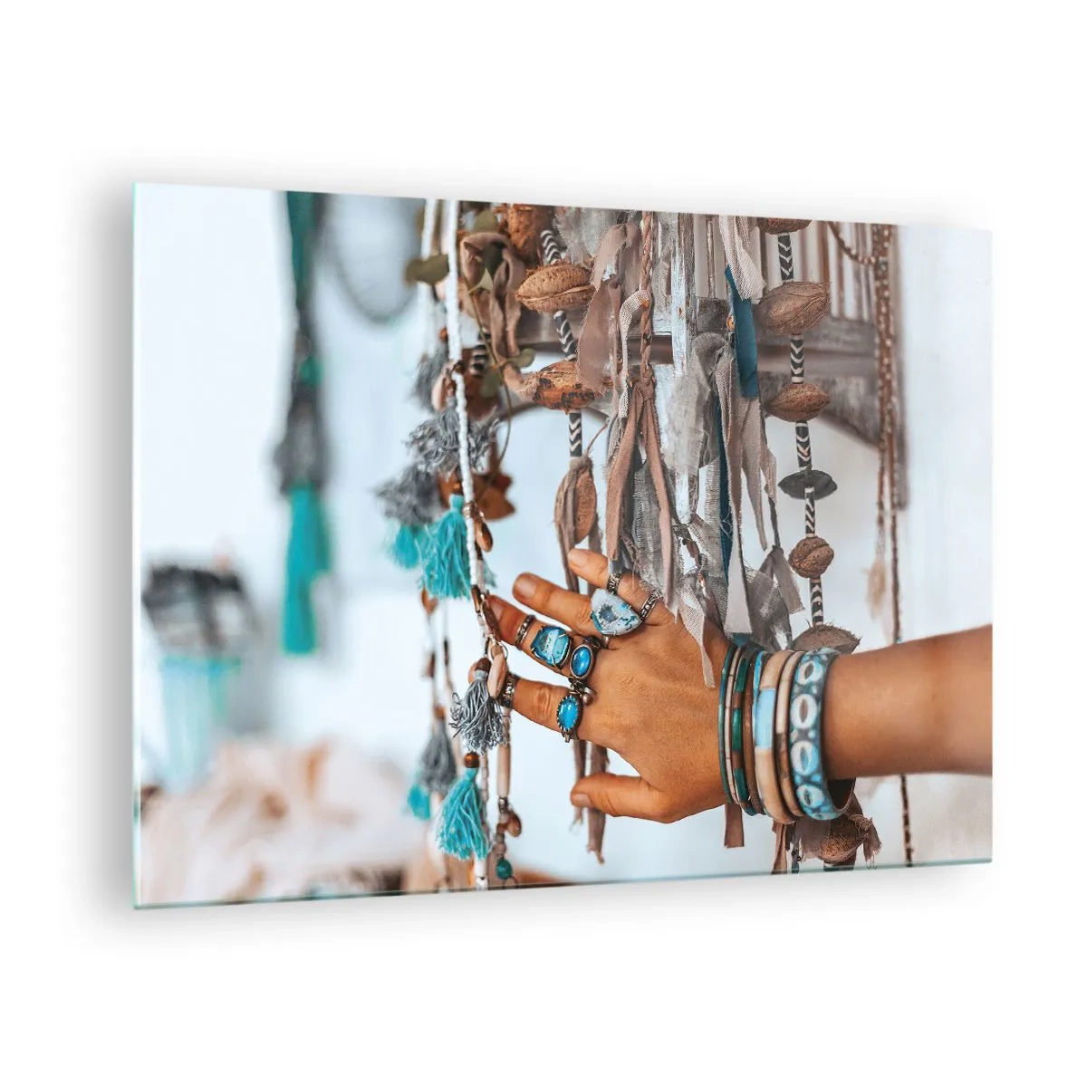 Glasbild - Bild auf glas - Hand mit Boho-Schmuck, der ethnische Dekoration berührt - 70x50cm - Lokale Schätze - Moderne Wanddekoration für Wohnzimmer und Schlafzimmer ARTTOR