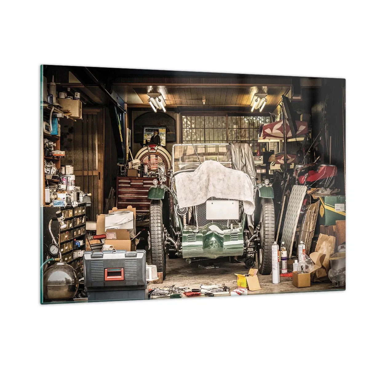 Glasbild - Bild auf glas - Vintage-Garage mit einem mit einem Tuch abgedeckten Auto, umgeben von Werkzeugen und Kisten - 120x80cm - Zurück in die Vergangenheit - Moderne Wanddekoration für Wohnzimmer und Schlafzimmer ARTTOR