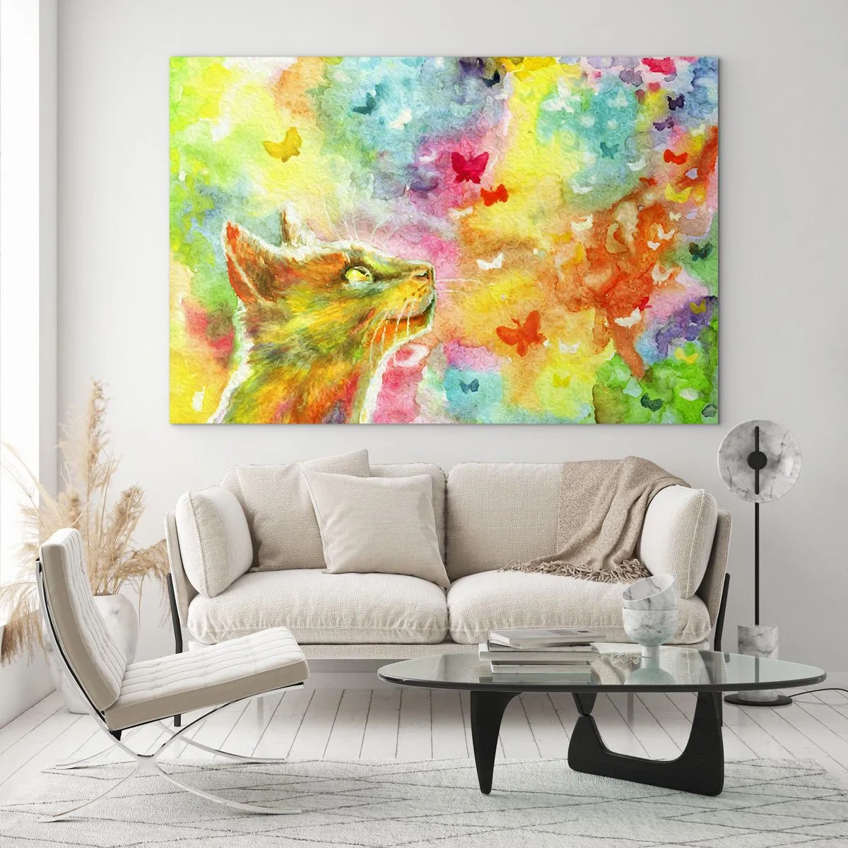 Glasbild - Bild auf glas - Eine Katze beobachtet bunte Schmetterlinge vor einem pastellfarbenen Hintergrund. - 70x50cm - Baju-baju im Katzenparadies - Moderne Wanddekoration für Wohnzimmer und Schlafzimmer ARTTOR
