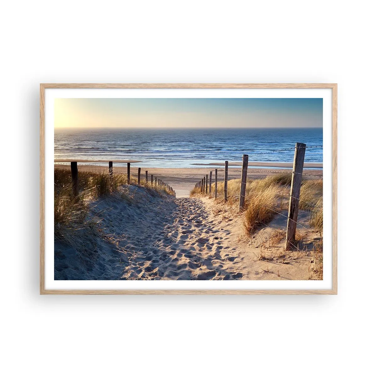 Poster in einem Rahmen aus heller Eiche - Das Rauschen des Meeres, der Gesang der Vögel, ein wilder Strand im Gras ... - 100x70 cm