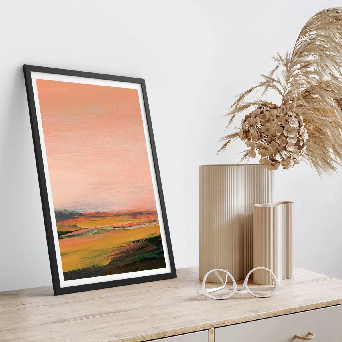 Poster in einem schwarzem Rahmen - Abstrakte Landschaft in warmen Sonnenuntergangstönen - 50x70cm - In Rosatönen - Moderne Wanddekoration für Wohnzimmer und Schlafzimmer ARTTOR