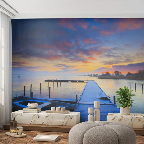 Selbstklebende Fototapete Deluxe Sticker - Violett-goldene Ruhe - Landschaft, See, Boot - 200x140 cm