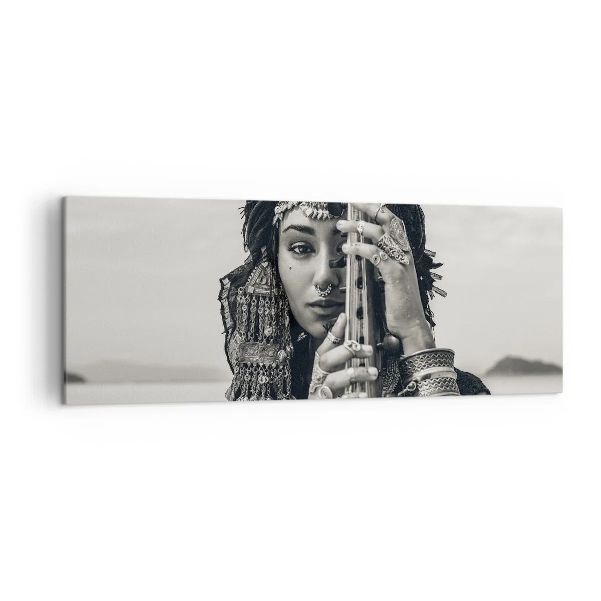 Bild auf Leinwand - Leinwandbild - Porträt einer Frau mit ethnischem Schmuck, die ein Instrument in der Hand hält - 140x50cm - Die Musik des Orients selbst - Moderne Wanddekoration für Wohnzimmer und Schlafzimmer ARTTOR