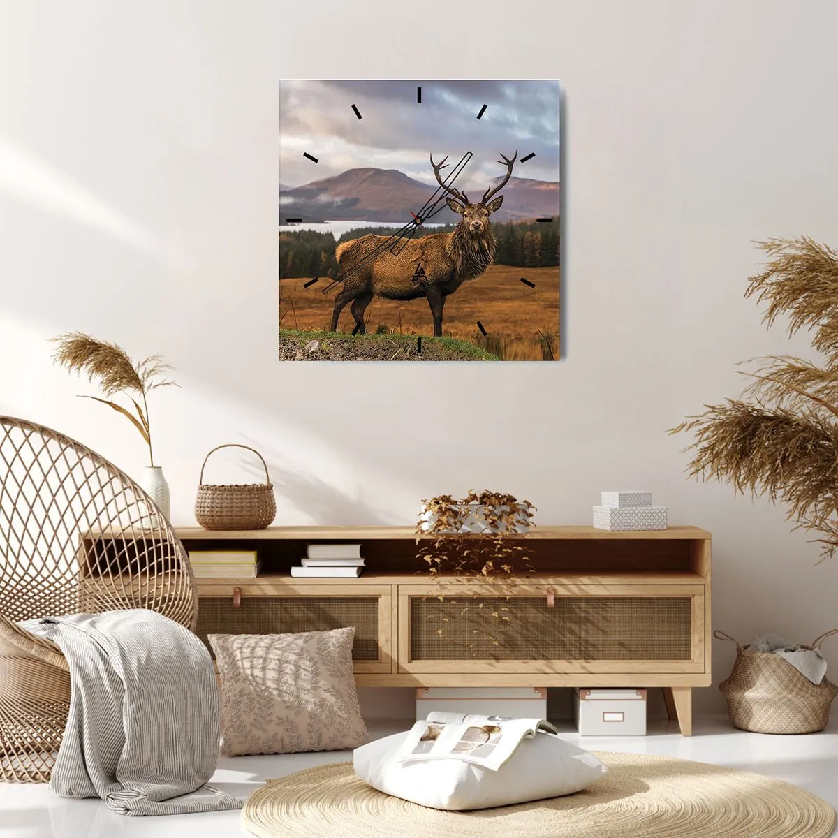 Wanduhr - Glasuhr - Ein Hirsch vor der Kulisse einer Berglandschaft mit Seen und Wäldern - 30x30cm - Die Majestät der Natur - Moderne Wanddekoration für Wohnzimmer und Schlafzimmer ARTTOR