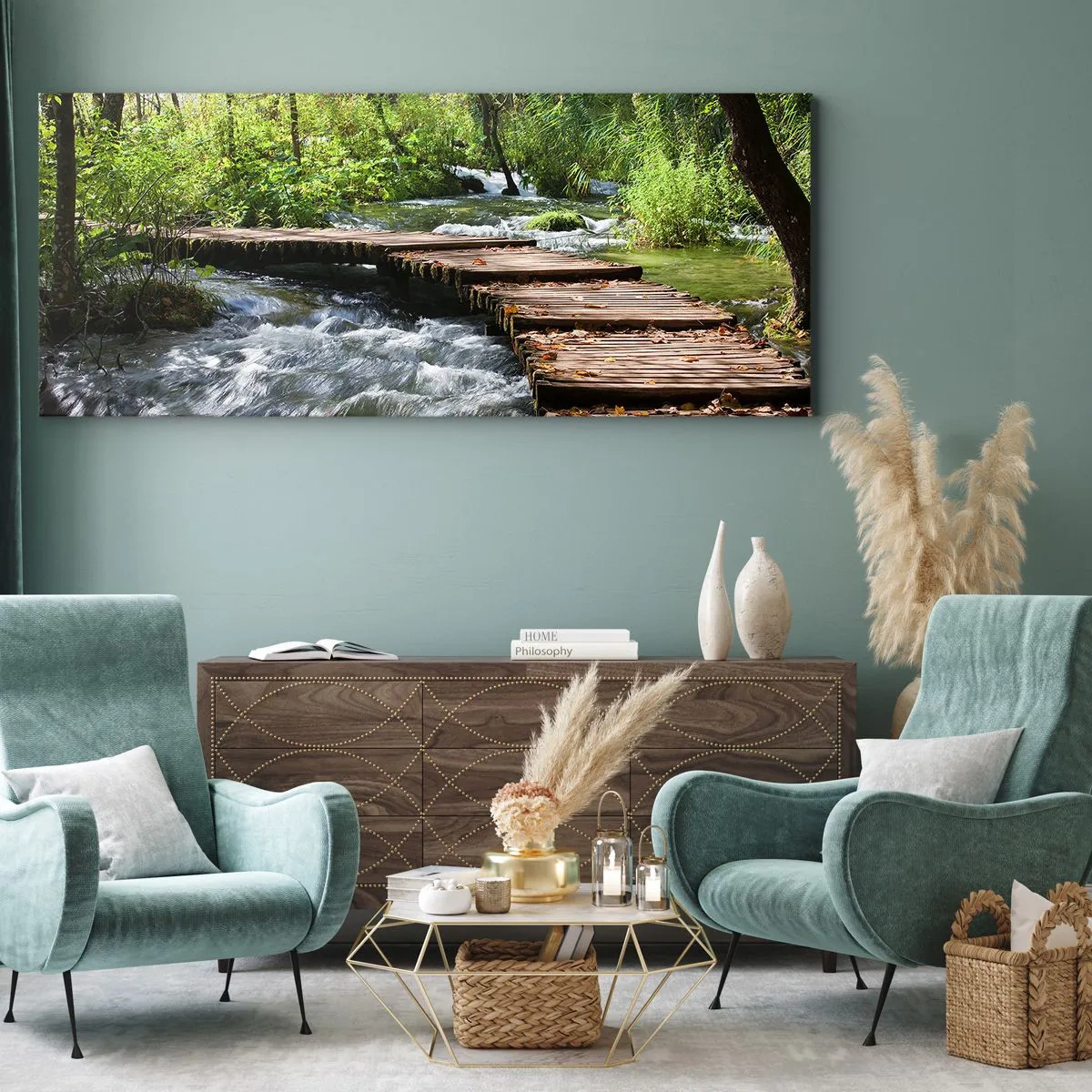 Bild auf Leinwand - Leinwandbild - Eine Holzbrücke über einen rauschenden Bach, umgeben vom Grün des Waldes. - 160x50cm - Über der schaumigen Kaskade - Moderne Wanddekoration für Wohnzimmer und Schlafzimmer ARTTOR