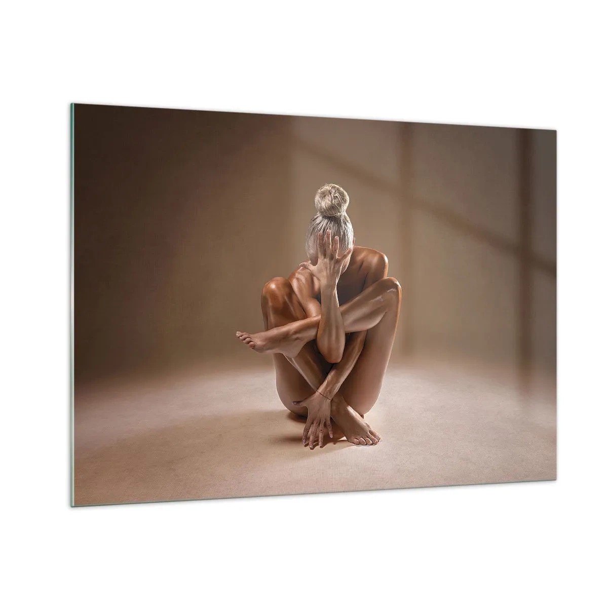 Glasbild - Bild auf glas - Eine sinnliche Frau in einer künstlerischen Pose vor einem Schattenhintergrund. - 100x70cm - Die Einheit von Körper und Geist - Moderne Wanddekoration für Wohnzimmer und Schlafzimmer ARTTOR