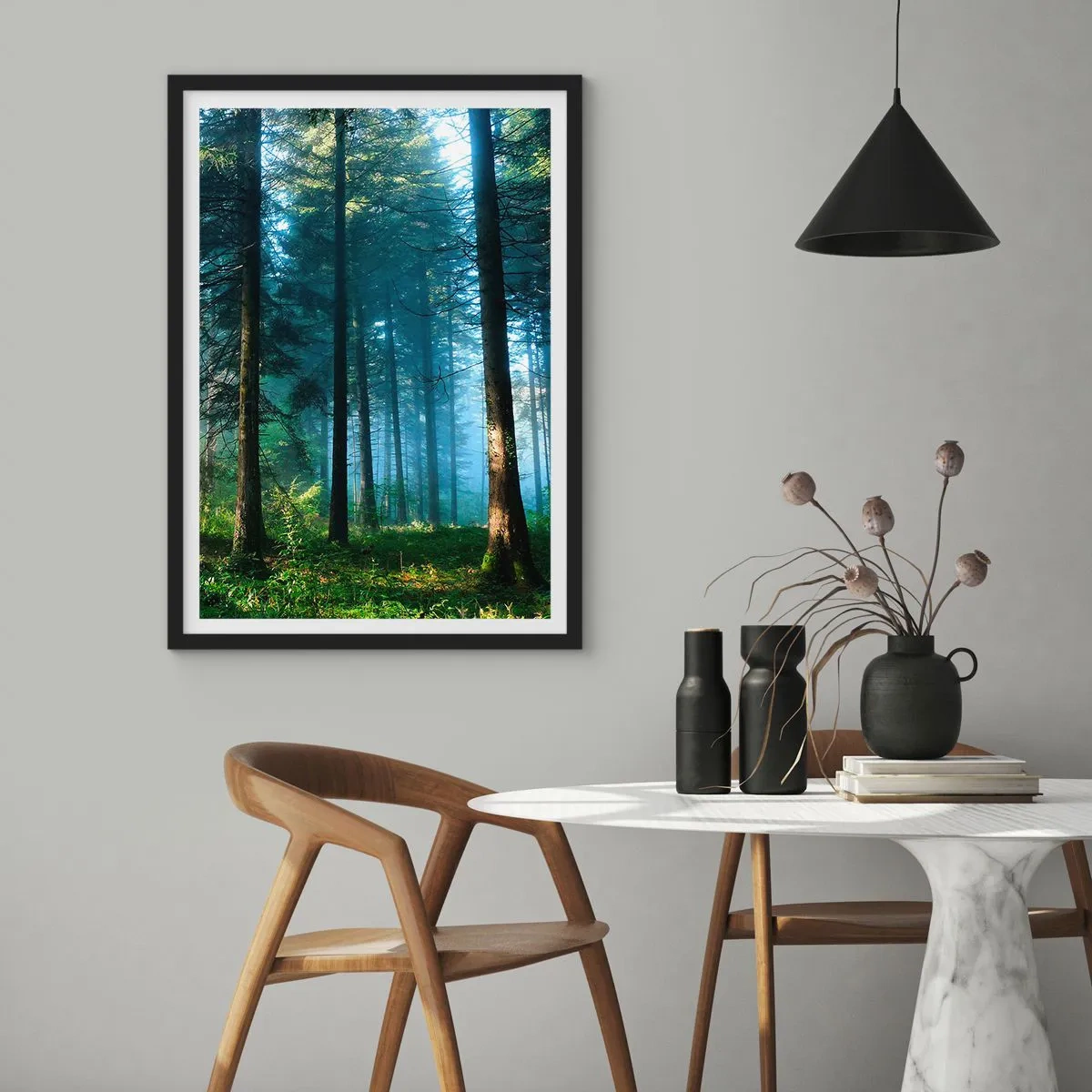 Poster in einem schwarzem Rahmen - Nadelwald in der Morgensonne und leichtem Nebel - 50x70cm - Strahlend am Morgen - Moderne Wanddekoration für Wohnzimmer und Schlafzimmer ARTTOR