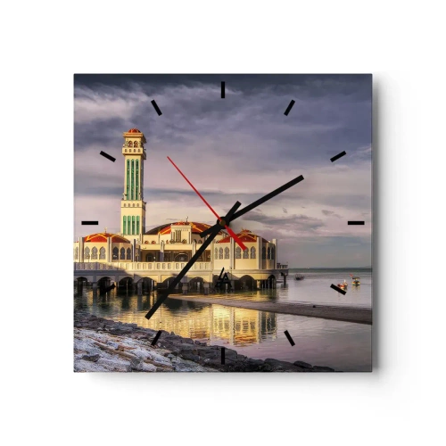 Wanduhr - Glasuhr - Ein beeindruckendes Gebäude mit einem Minarett auf dem Wasser, umgeben von einer friedlichen Landschaft - 30x30cm - Tempel der Natur - Moderne Wanddekoration für Wohnzimmer und Schlafzimmer ARTTOR