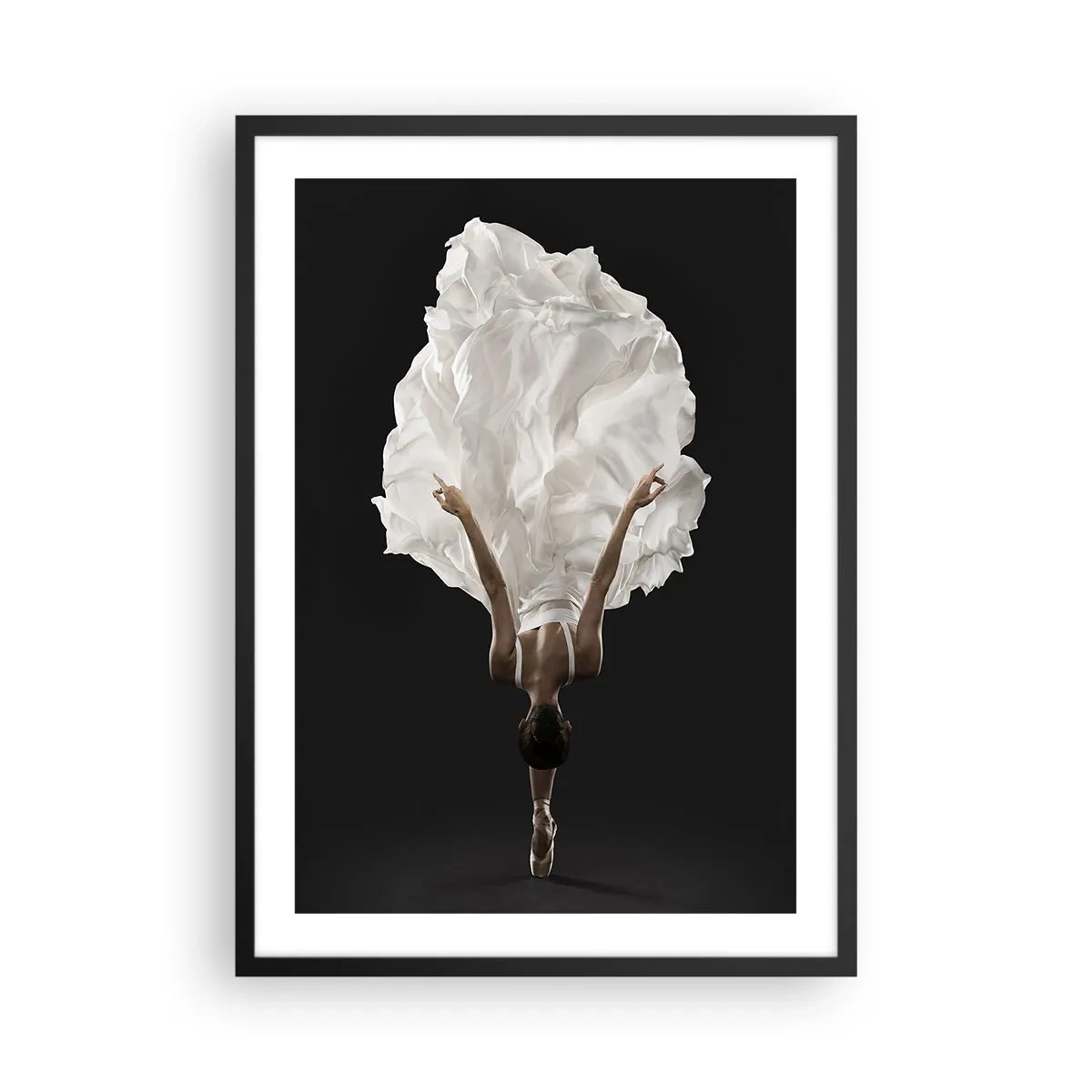 Poster in einem schwarzem Rahmen - Eine Tänzerin in einem weißen Kleid schwebt in der Luft vor einem schwarzen Hintergrund - 50x70cm - Ungewöhnlicher Gürtel - Moderne Wanddekoration für Wohnzimmer und Schlafzimmer ARTTOR