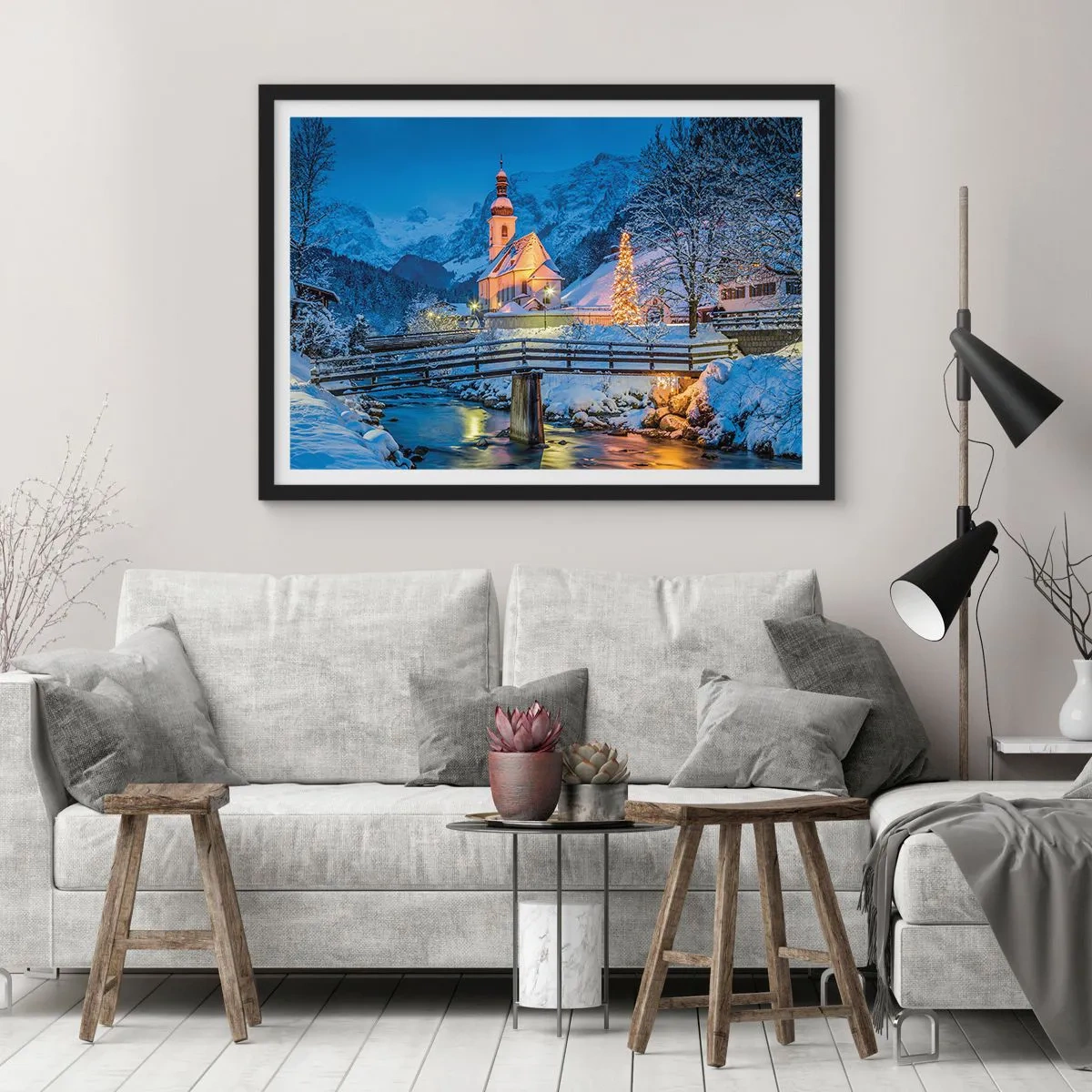 Poster in einem schwarzem Rahmen - Winterlandschaft mit Kirche, Brücke und Bergen in der Abenddämmerung - 70x50cm - Weihnachtsgeist - Moderne Wanddekoration für Wohnzimmer und Schlafzimmer ARTTOR
