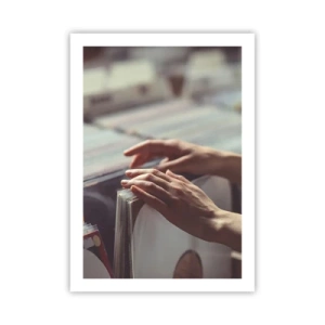 Poster - Hände stöbern in einem Musikgeschäft nach Schallplatten - 50x70cm - Auf der Suche nach Emotionen - Moderne Wanddekoration für Wohnzimmer und Schlafzimmer ARTTOR