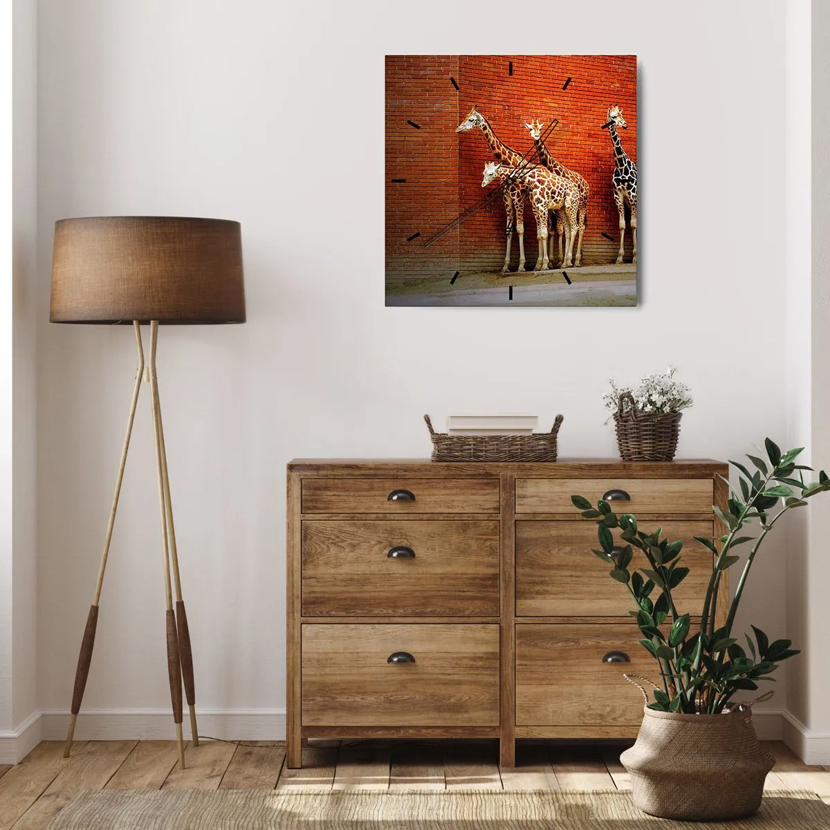 Wanduhr - Glasuhr - Vier Giraffen vor einer Ziegelwand in künstlerischer Umgebung - 30x30cm - Sehen Sie Akazien? - Moderne Wanddekoration für Wohnzimmer und Schlafzimmer ARTTOR